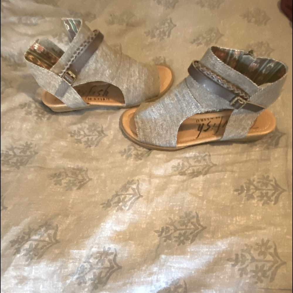NWOT COOL BLOWFISH SANDALS!!